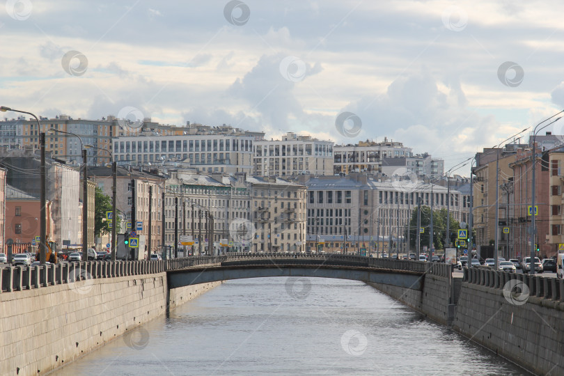 Скачать Вид на современный жилой комплекс с моста через Обводный канал Санкт-Петербурга (Россия). 12.06.2024 фотосток Ozero