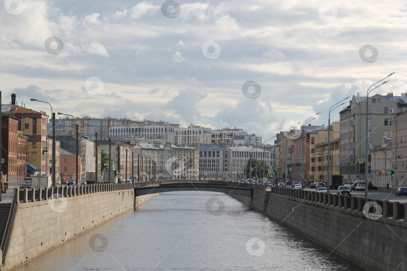 Скачать Вид на современный жилой комплекс с моста через Обводный канал Санкт-Петербурга (Россия). 12.06.2024 фотосток Ozero