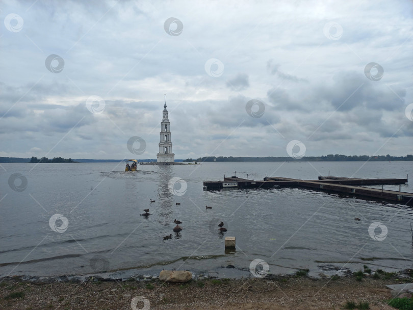 Скачать Вид на Колокольню Никольского собора в городе Калязин фотосток Ozero