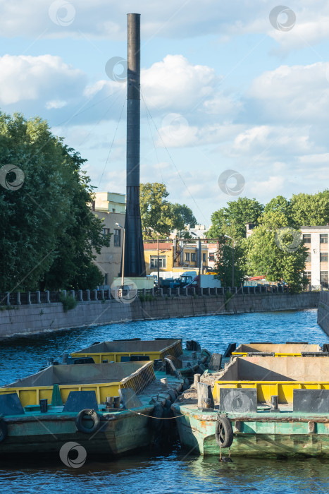 Скачать грузовые баржи на реке в черте города фотосток Ozero