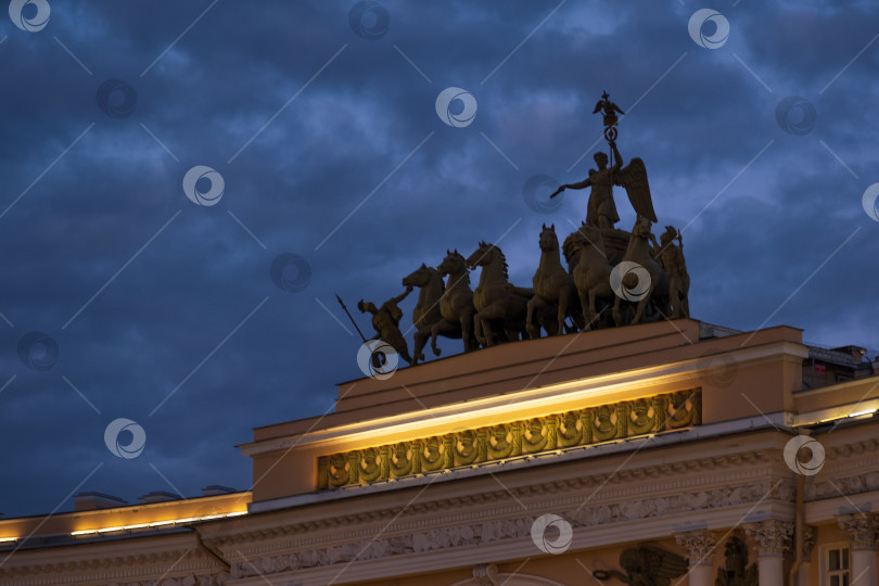 Скачать скульптурная группа над аркой здания Генерального штаба в Санкт-Петербурге на фоне темного неба фотосток Ozero