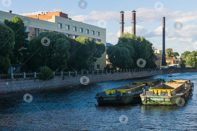 Скачать грузовые баржи, пришвартованные к реке в промышленном районе Санкт-Петербурга фотосток Ozero