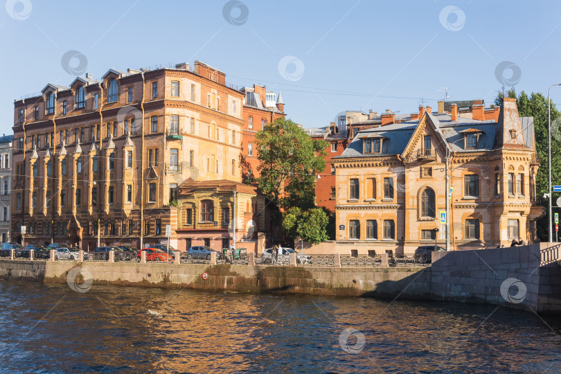 Скачать пейзаж Санкт-Петербурга, старинные здания вдоль реки Мойки фотосток Ozero