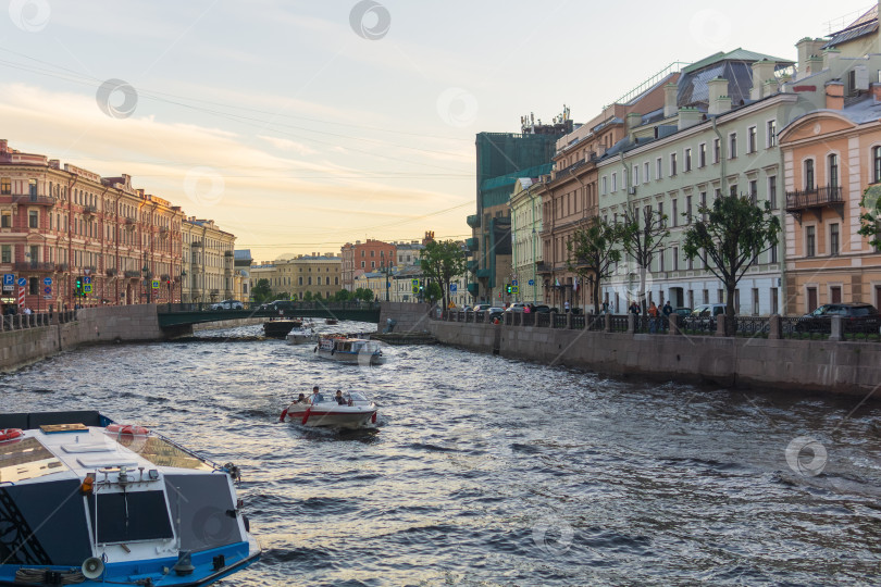 Скачать вид на реку и набережную Санкт-Петербурга в красивом вечернем освещении фотосток Ozero