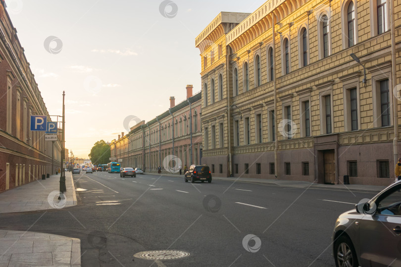 Скачать вид на старые улицы Санкт-Петербурга в красивом вечернем освещении фотосток Ozero