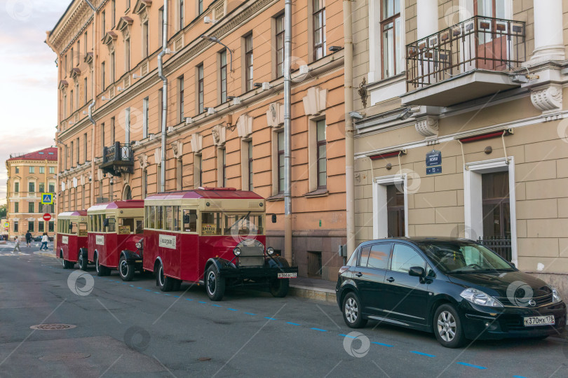 Скачать Аренда ретро-автобусов и экскурсии по улицам Санкт-Петербурга фотосток Ozero