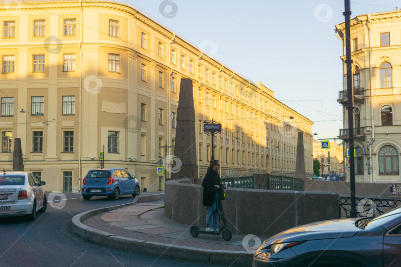 Скачать вид на старую набережную Санкт-Петербурга в красивом вечернем освещении фотосток Ozero