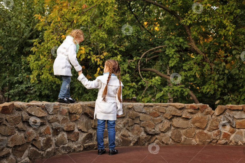 Скачать Сестры в осеннем парке. фотосток Ozero