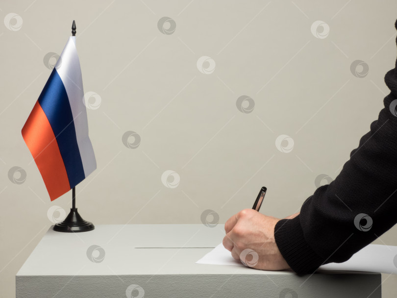 Скачать российский трехцветный флаг фотосток Ozero