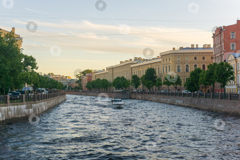 Скачать вид на реку и набережную Санкт-Петербурга в вечернее время фотосток Ozero