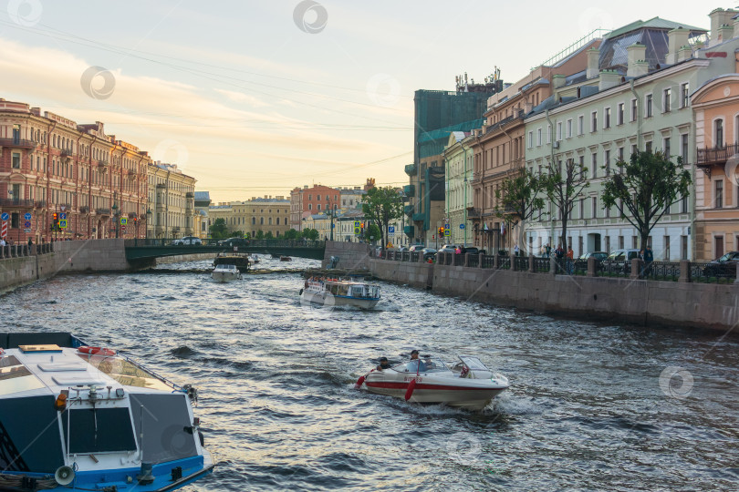 Скачать вид на реку и набережную Санкт-Петербурга в вечернее время фотосток Ozero