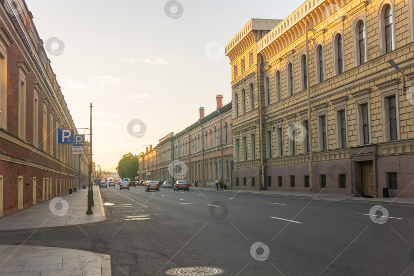 Скачать вид на старые улицы Санкт-Петербурга в красивом вечернем освещении фотосток Ozero