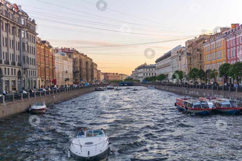 Скачать вид на реку и набережную Санкт-Петербурга в вечернее время фотосток Ozero