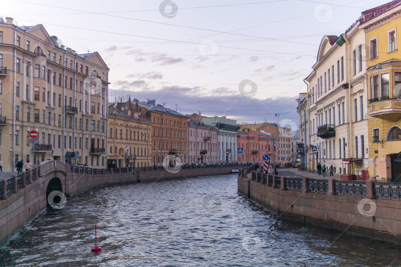 Скачать вид на реку и набережную Санкт-Петербурга в вечернее время фотосток Ozero