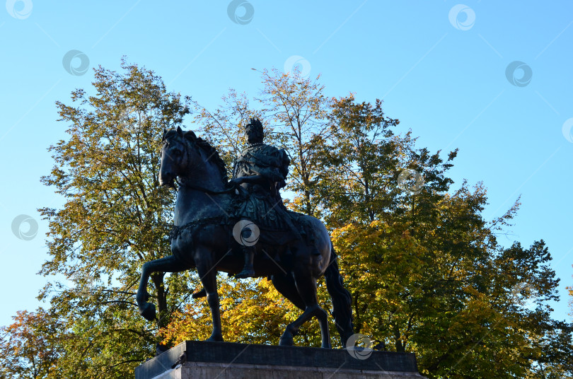 Скачать Санкт-Петербург, Россия – 10.12.2024: Памятник императору Петру I у Инженерного (Михайловского) замка Санкт-Петербурга в осенний день фотосток Ozero