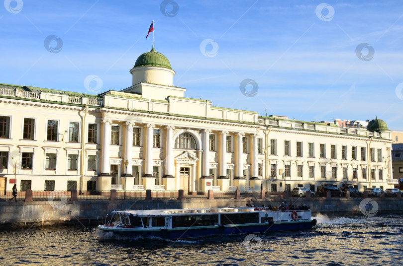 Скачать Здание Императорского училища правоведения на набережной реки Фонтанки в Санкт-Петербурге, в настоящее время расположен Ленинградский областной суд. Мимо проплывает прогулочный экскурсионный кораблик фотосток Ozero