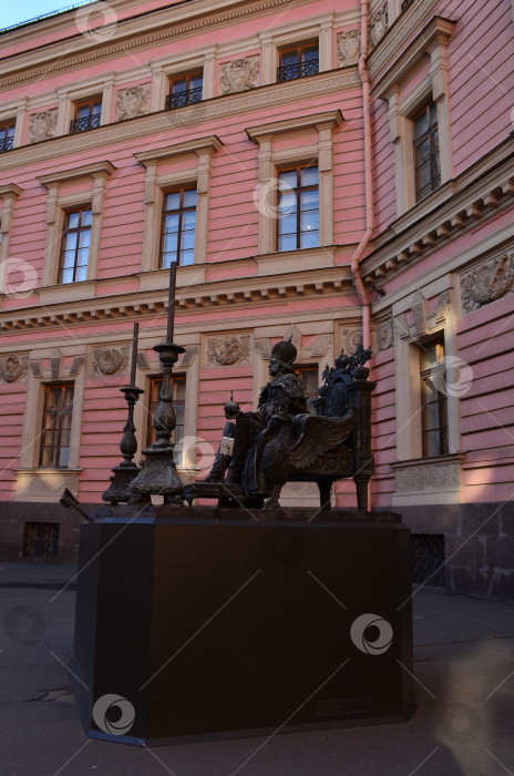 Скачать Памятник Павлу I работы скульптора В. Э. Горевого, архитектор В. И. Наливайко во внутреннем дворе Михайловского (Инженерного) замка в Санкт-Петербурге фотосток Ozero