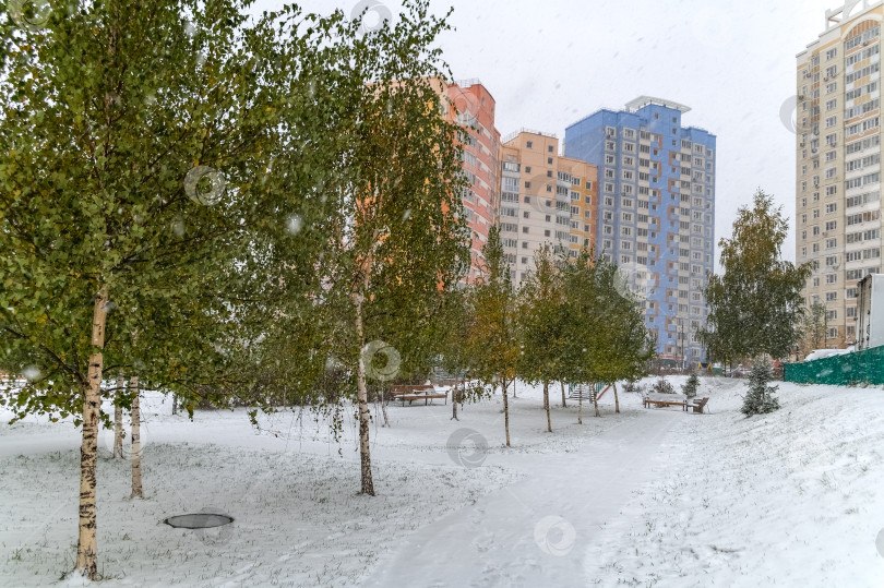 Скачать В октябре в городе выпадает снег фотосток Ozero