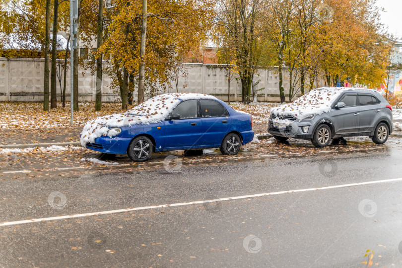 Скачать На машинах лежит снег и осенние листья фотосток Ozero