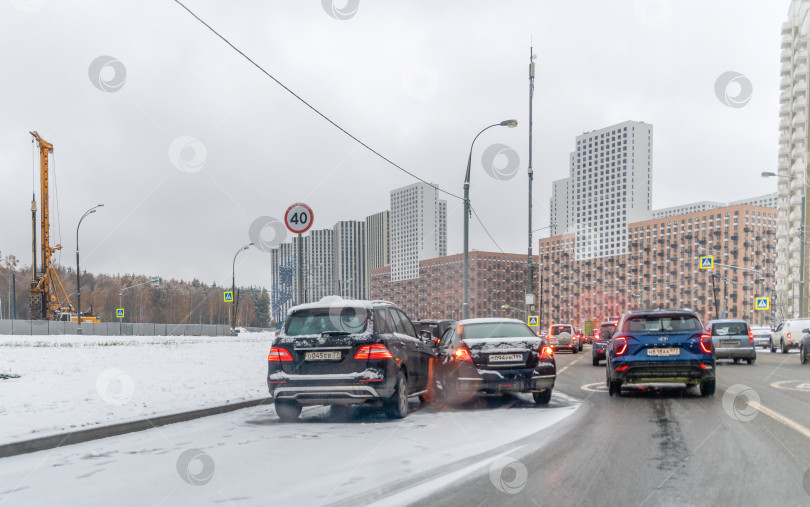 Скачать Автомобильная авария на дороге 30 октября 2023 года в Москве фотосток Ozero