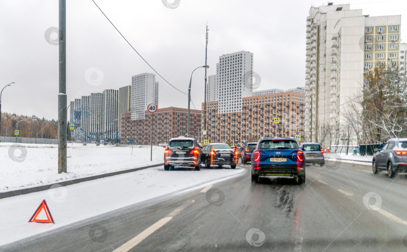 Скачать Автомобильная авария на дороге 30 октября 2023 года в Москве фотосток Ozero