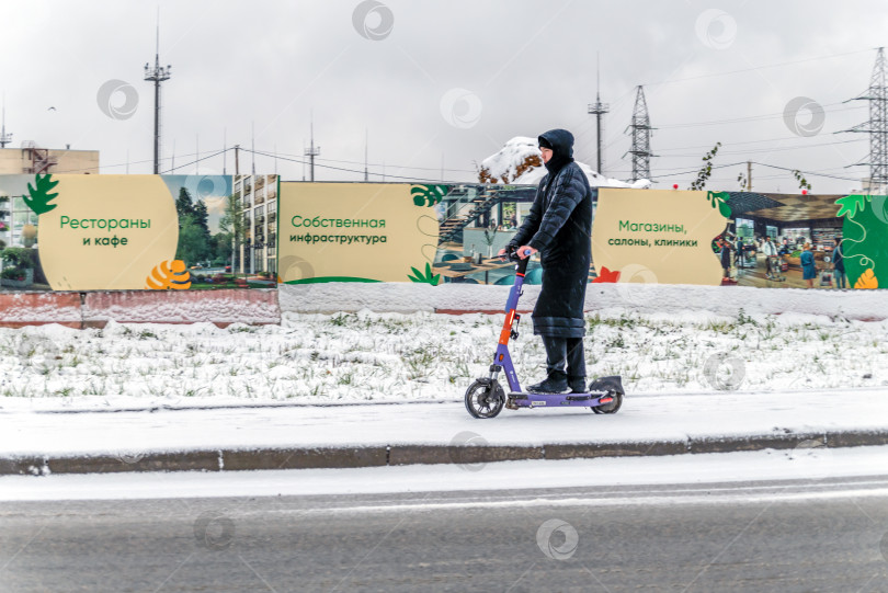 Скачать Парень едет по тротуару на электрическом скутере, 30 октября 2023 года, Москва фотосток Ozero