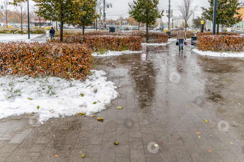 Скачать Вчера в городе шел снег, а сегодня в городе идет дождь фотосток Ozero