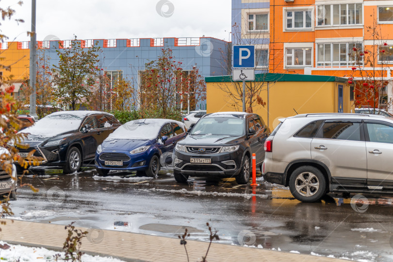 Скачать Автомобили припаркованы во дворе 30 октября 2023 года в Москве фотосток Ozero