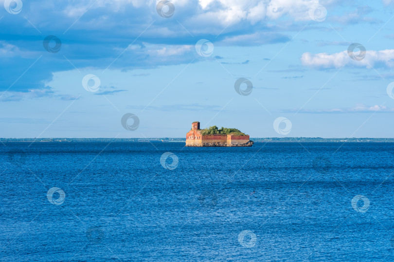 Скачать древний морской форт в Балтийском море на закате фотосток Ozero