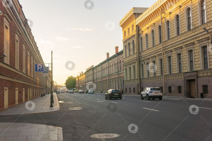 Скачать вид на старые улицы Санкт-Петербурга в красивом вечернем освещении фотосток Ozero