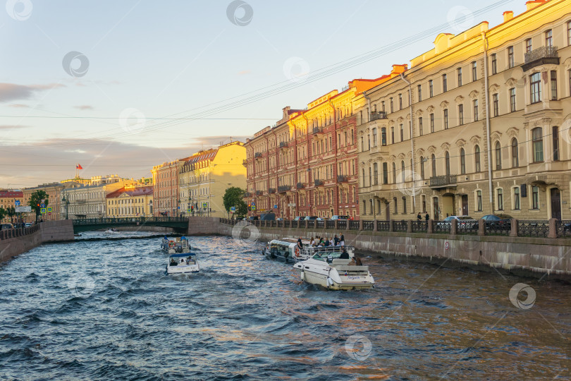 Скачать вид на реку и набережную Санкт-Петербурга в красивом вечернем освещении фотосток Ozero