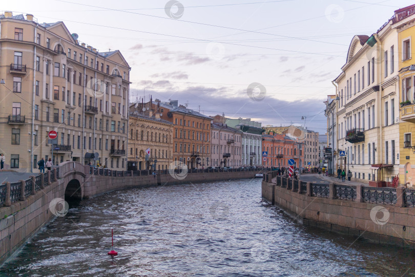 Скачать вид на реку и набережную Санкт-Петербурга в вечернее время фотосток Ozero