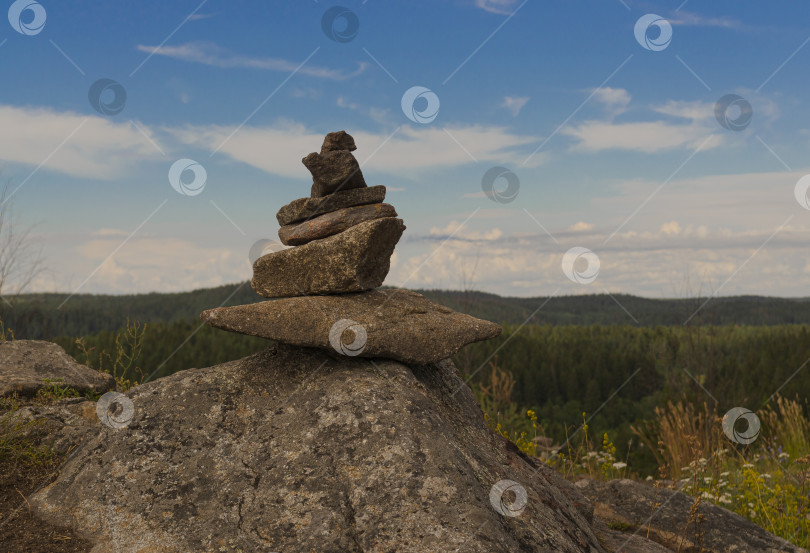 Скачать каменная пирамида фотосток Ozero