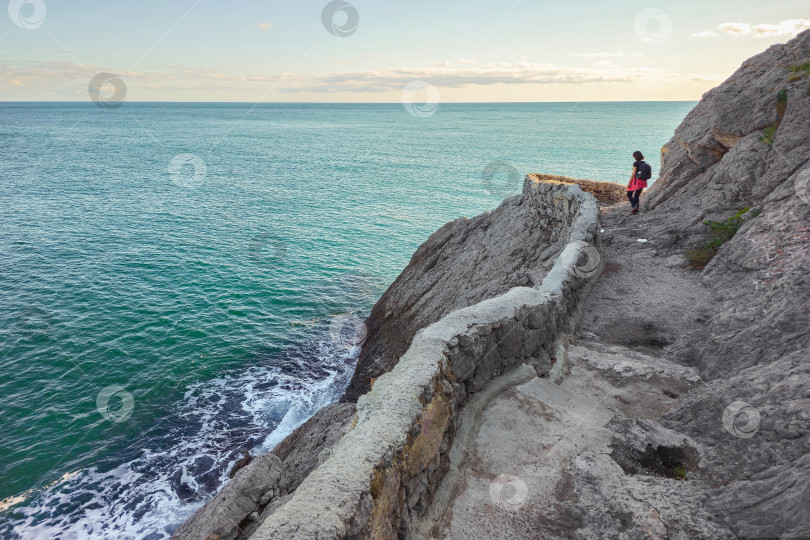 Скачать каменная тропа вдоль края обрыва фотосток Ozero