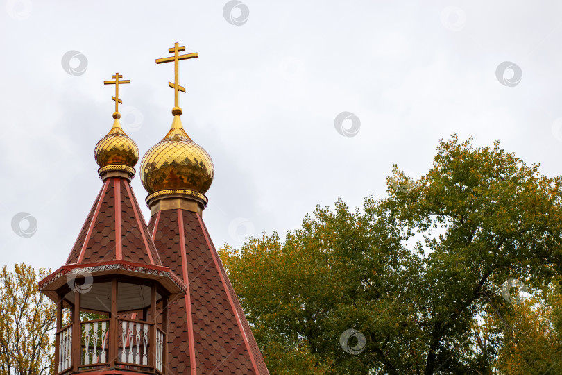 Скачать На вершине красивой церкви стоят два сверкающих золотых креста фотосток Ozero