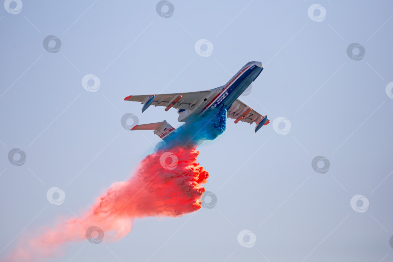 Скачать Гидросамолет Бе-200 сбрасывает воду фотосток Ozero