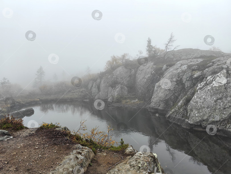 Скачать Туманное утро на горе Волосяная с безмятежными отражениями воды на Кольском полуострове, Кандалакша фотосток Ozero