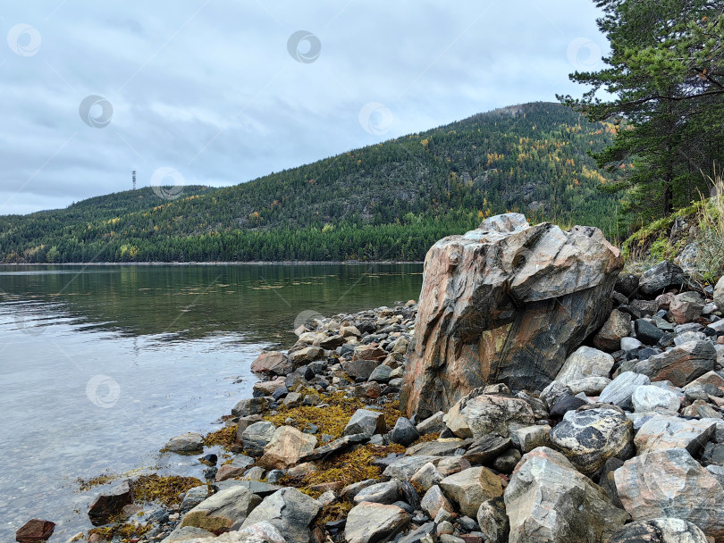 Скачать Спокойные воды Белого моря в Кандалакше, Мурманская область, отражающие осенние краски в спокойный послеполуденный час фотосток Ozero