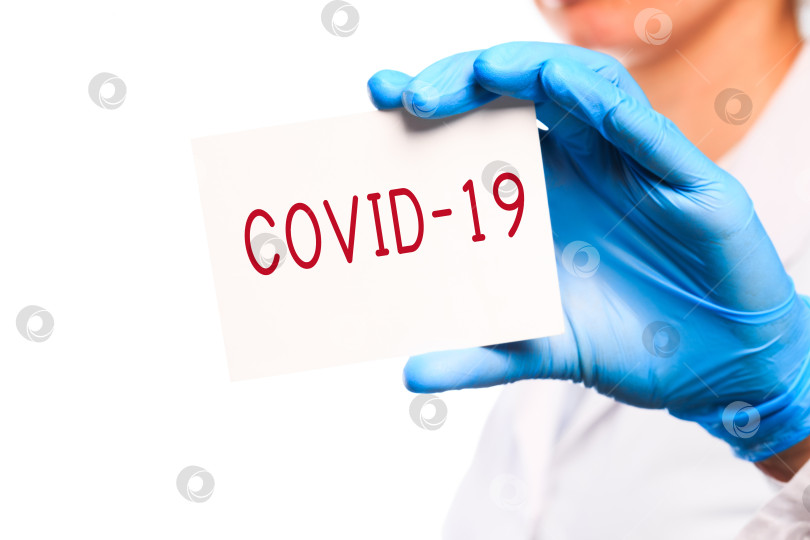 Скачать врач говорит о вирусе COVID-19. Концепция вакцины против COVID-19 - изображение фотосток Ozero