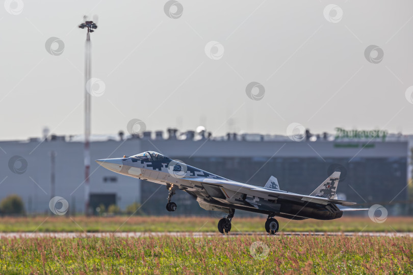 Скачать Су-57, взлет на МАКС 2019 фотосток Ozero