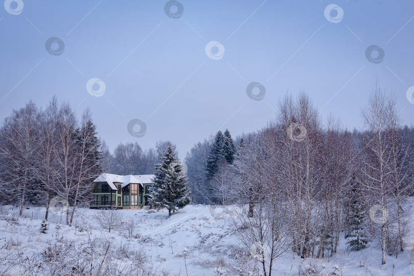 Скачать Зима, дом в  заснеженном лесу фотосток Ozero