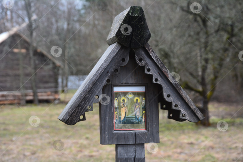 Скачать Витославлицы деревянный столб с иконой. фотосток Ozero