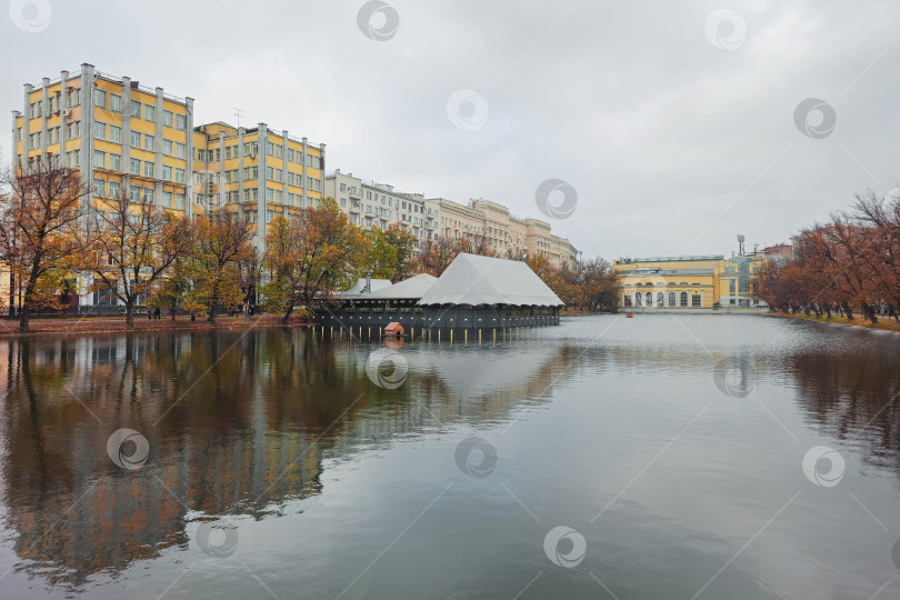 Скачать Городской осенний пейзаж. Чистые пруды в Москве. фотосток Ozero