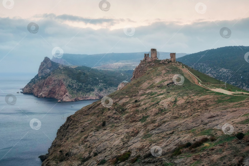 Скачать Морской пейзаж со скалами и башней. фотосток Ozero