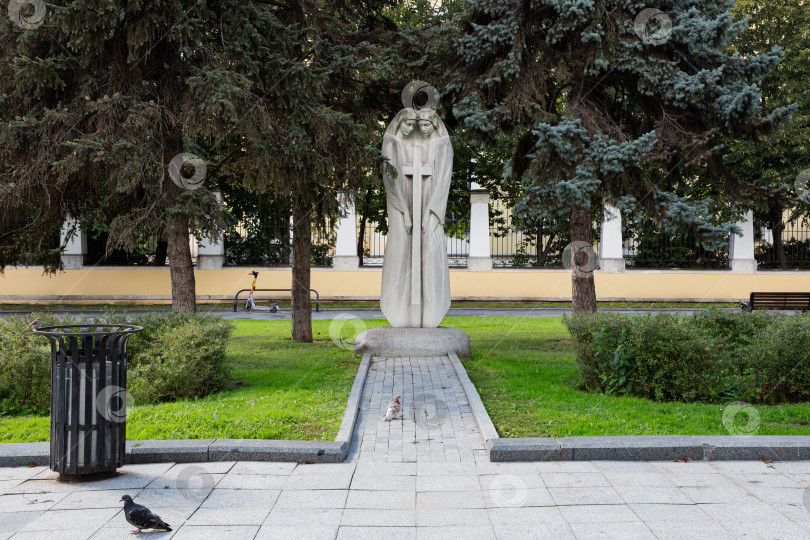 Скачать Памятник "Единый крест" в сквере на площади Никитских ворот, скульпторы Фридрих и Ваге Согоян, Москва, 2024 год фотосток Ozero