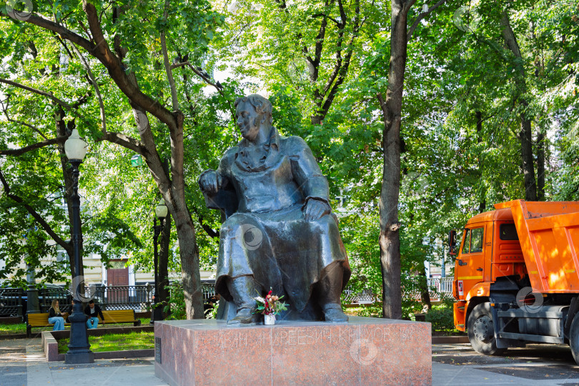 Скачать Памятник Крылову в парке Патриаршие пруды, г.Москва, 2024 год фотосток Ozero