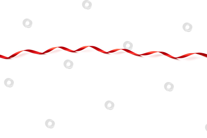 Скачать красная атласная лента, выделяющаяся на белом фоне фотосток Ozero