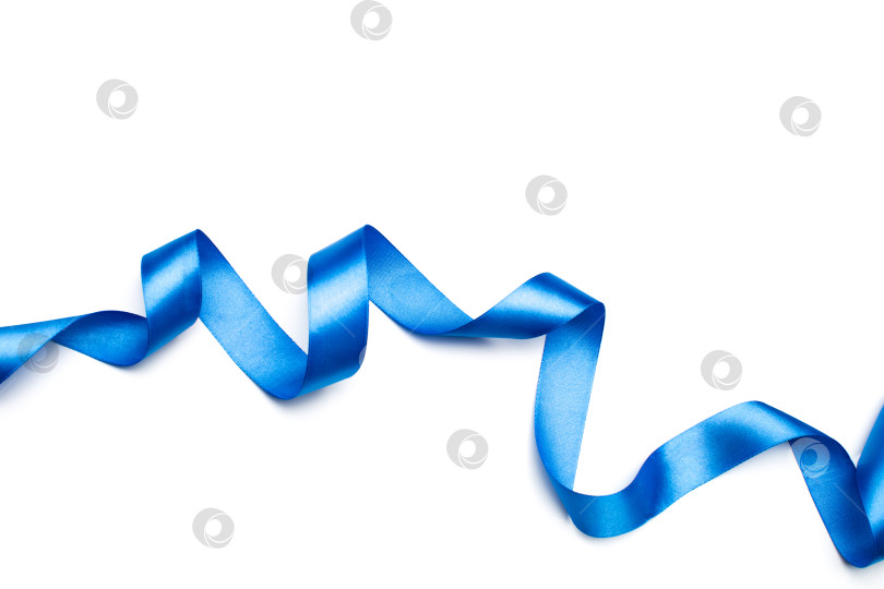 Скачать голубая атласная лента, выделяющаяся на белом фоне фотосток Ozero