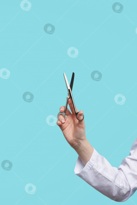 Скачать Хирургический инструмент в руке врача фотосток Ozero