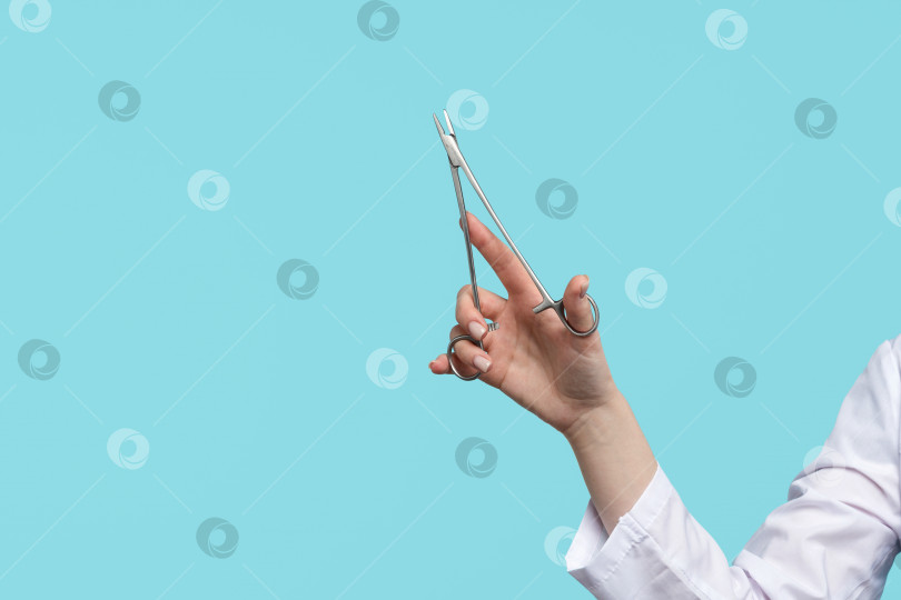 Скачать Хирургический инструмент в руке врача фотосток Ozero